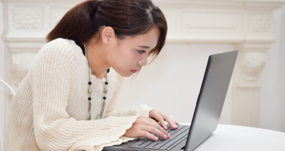 猫背や巻き肩による血流・リンパの滞り